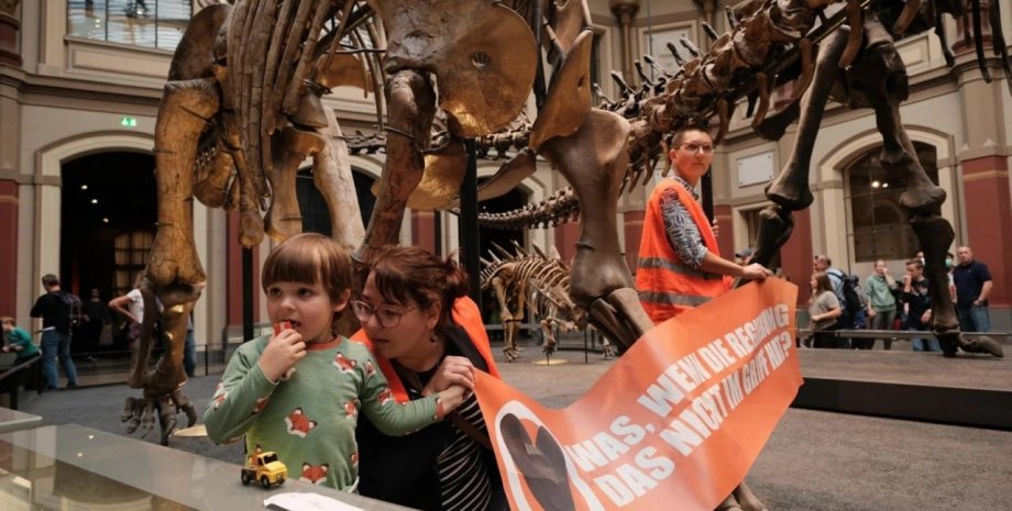 Letzte Generation, акция протеста, музей, динозавр