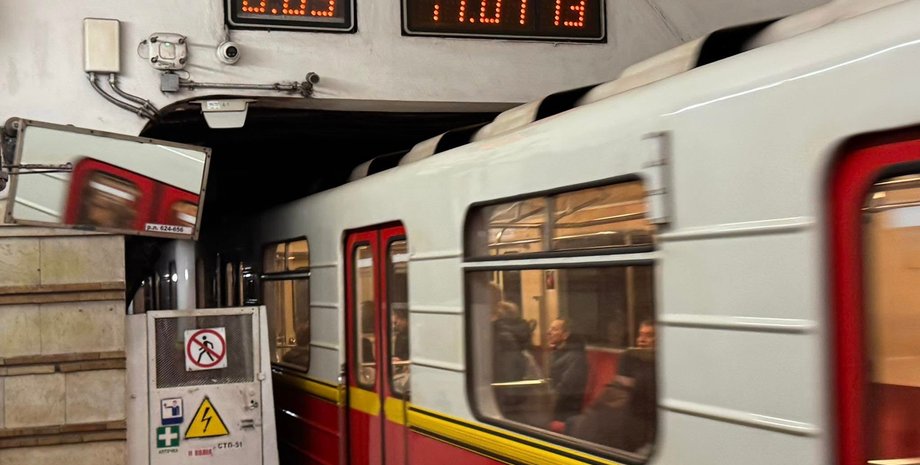 Метро, Киев, перевод часов, переход на летнее время, фото