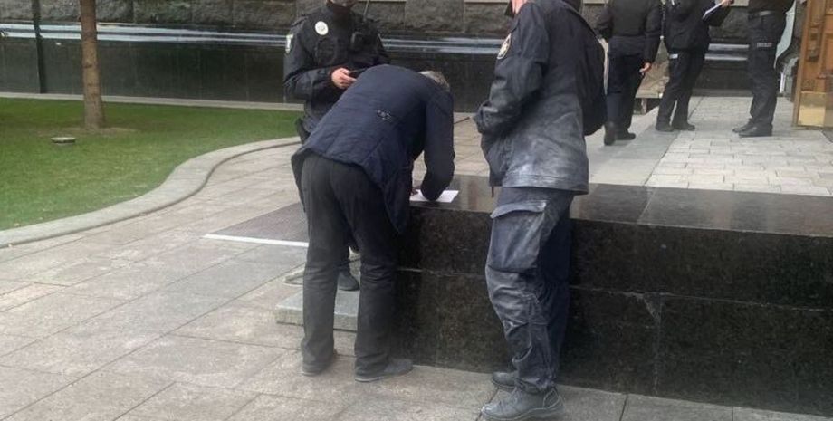 В Офисе президента мужчина пытался поджечь себя