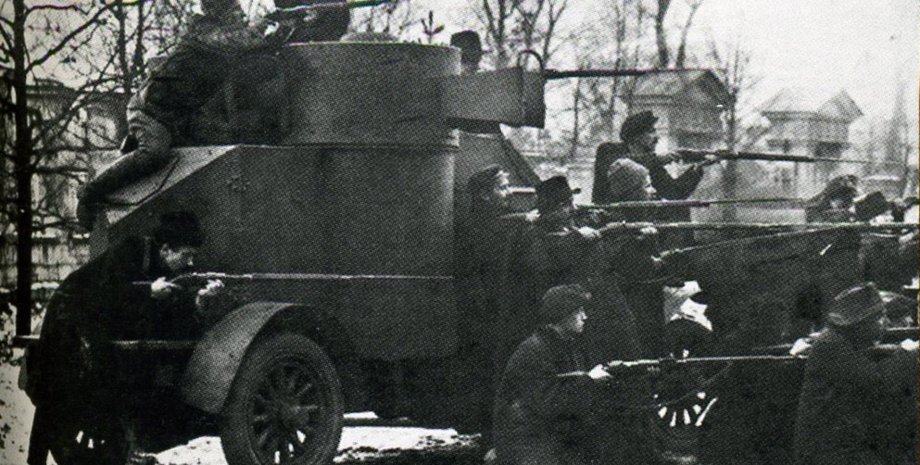 Красногвардейцы у броневика "Лейтенант Шмидт" / 1917.shpl.ru