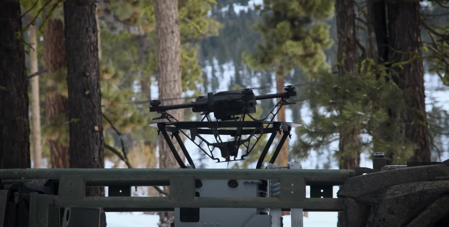 Наземный дрон Overland AI ULTRA запускает БПЛА