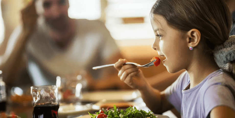 Ребенок ест мясо, дочь-веган, вегетарианка, кормил мясом, тайно кормил дочь, развод, муж и жена, женщина разводится с мужем