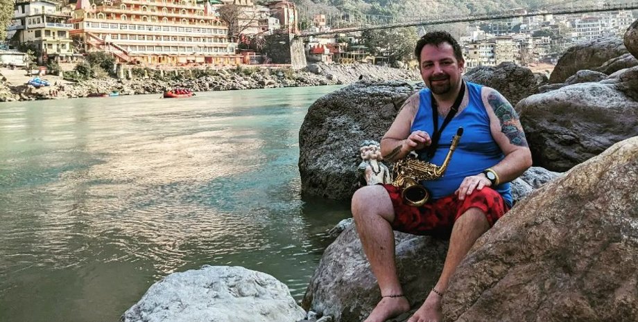 Музыкант без обуви, 8 лет ходит босиком, хождение по битому стеклу, большие ступни, запах ног, нет ни одной пары обуви