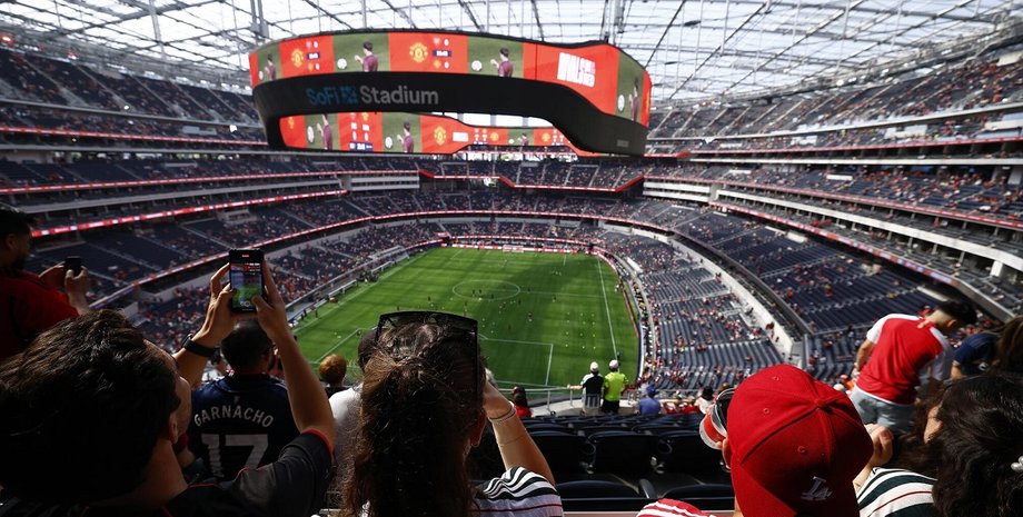 болельщики на трибунах футбольные фанаты критикуют FIFA за завышенные цены на матчи