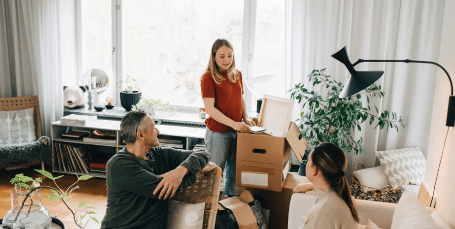 Женщина пакует вещи