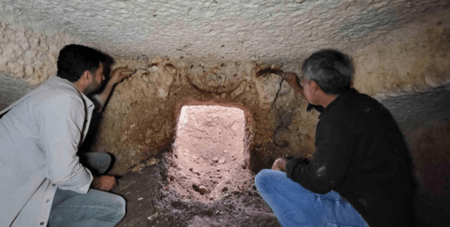 гробниця, голова, скеля, відкриття, курган, археологія, археологи, знахідка, різьблення, символ, некрополь