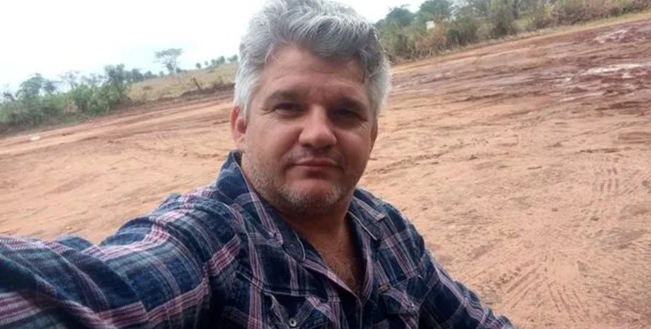 Чоловік, муха залізла у вухо чоловіка, Хворий чоловік, личинки у вусі, яйця у вусі, операція, лікарня, муха відклала яйця