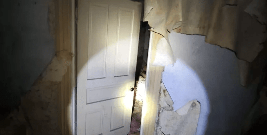 Потайная комната, дверь, дверь на чердак, жуткая находка, жуткая кукла на чердаке, темная комната, скрытая комната,