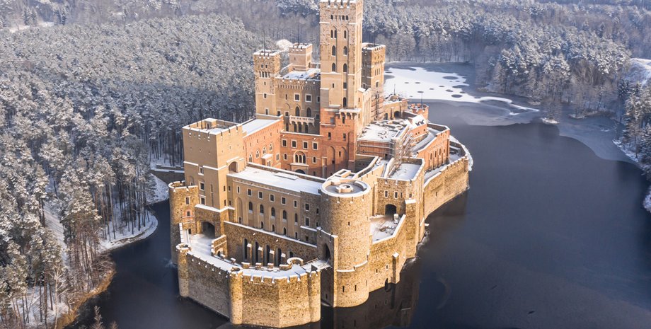 Замок Стобница в Польше, тайна замка, посреди замерзшего озера нашли замок, история строительства замка,