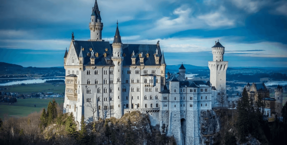 Замок Нойшванштайн, замок, туристы, туристическая достопримечательность, полиция, маньяк, убийство, овраг,