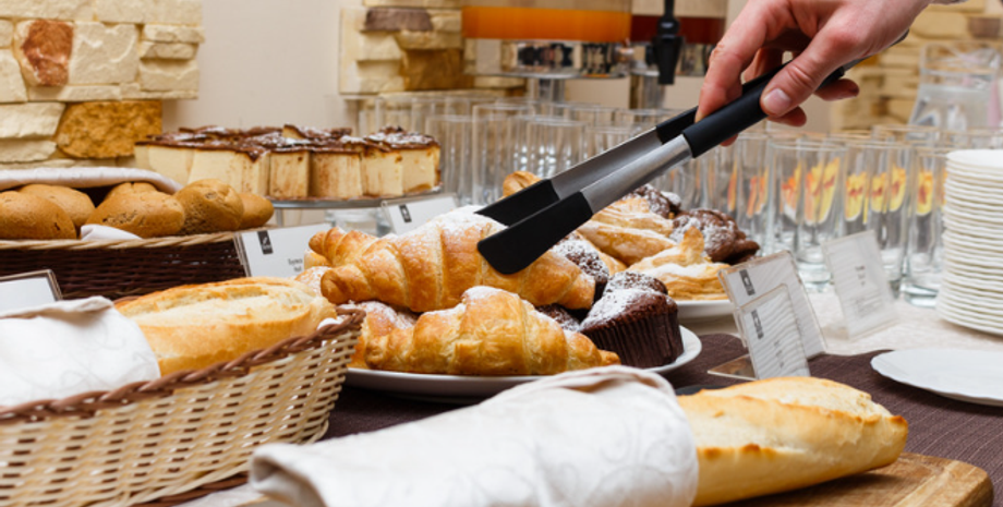 Шведский стол, скандал, акционное предложение, женщина пыталась за 15 долларов прокормить всю свою семью