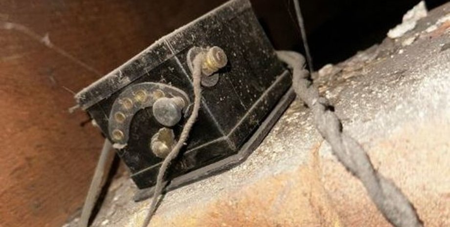 Чорна скринька в підвалі, незвичайна знахідка, під підлогою будинку, цегляна кладка, електричний трансформатор, радіо, проводка