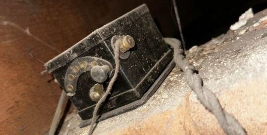 Черный ящик в подвале, необычная находка, под полами дома, кирпичная кладка, электрический трансформатор, радио, проводка