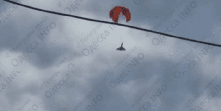 На Одещині над падаючим Шахедом розкрився парашут