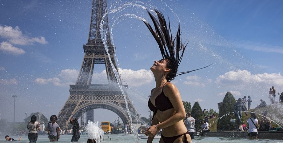 Париж, люди, спека, басейн, фото