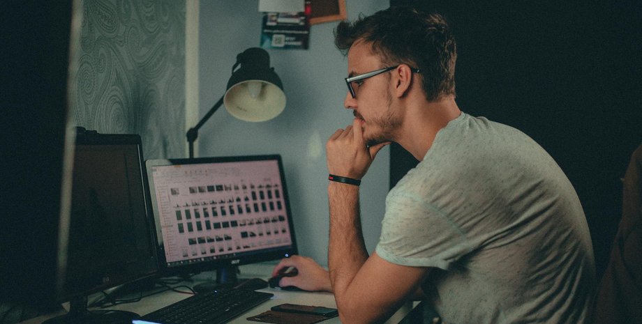 Чоловік за комп'ютером із Windows