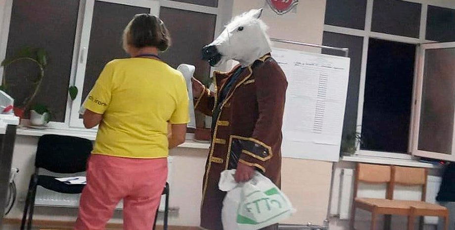 В Ялте на избирательный участок пришел "конь в пальто"