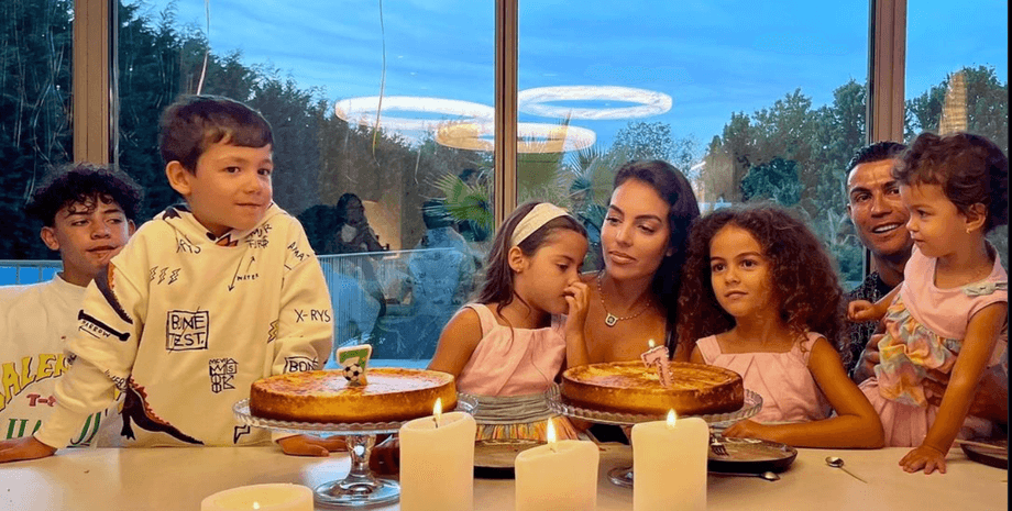 Криштиану Роналду семья, джорджина родригес, дети роналду, ева и матео, день рождения, невеста роналду