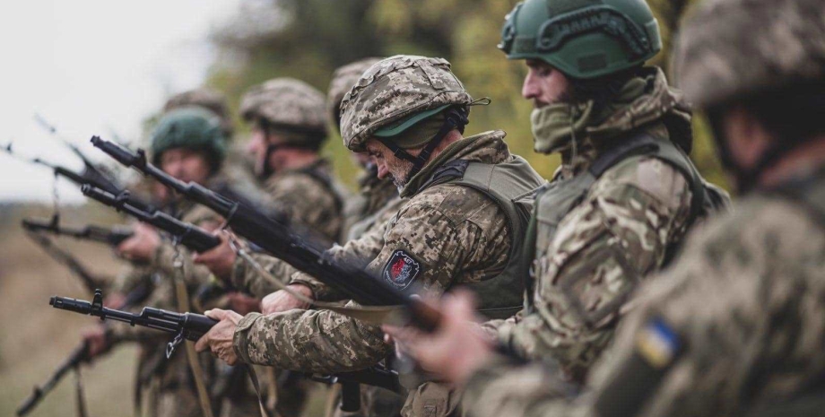 служба в армії, стрілецька зброя, війна Україна, рекрутинг у ЗСУ