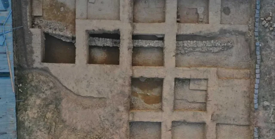 раскопки древнегреческого храма, Статуэтки Посейдона, греческие храмовые артефакты, Археологические находки, Жертвоприношения, История Древней Греции, Поклонение Посейдону, Археологические раскопки, Историческое греческое святилище, археология