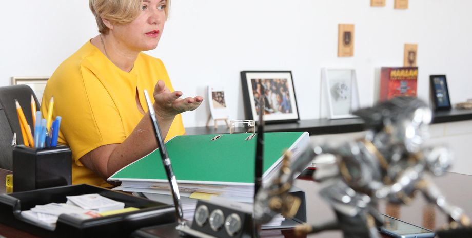 Ирина Геращенко в кабинете