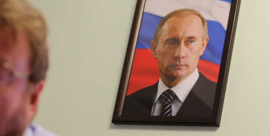 Чоловік і портрет Путіна Володимир Путін, портрет, війна РФ проти України, президент Росії, Маріуполь, ЗС РФ, російські окупанти