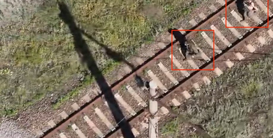 Пленные россияне следуют за дроном ГПСУ