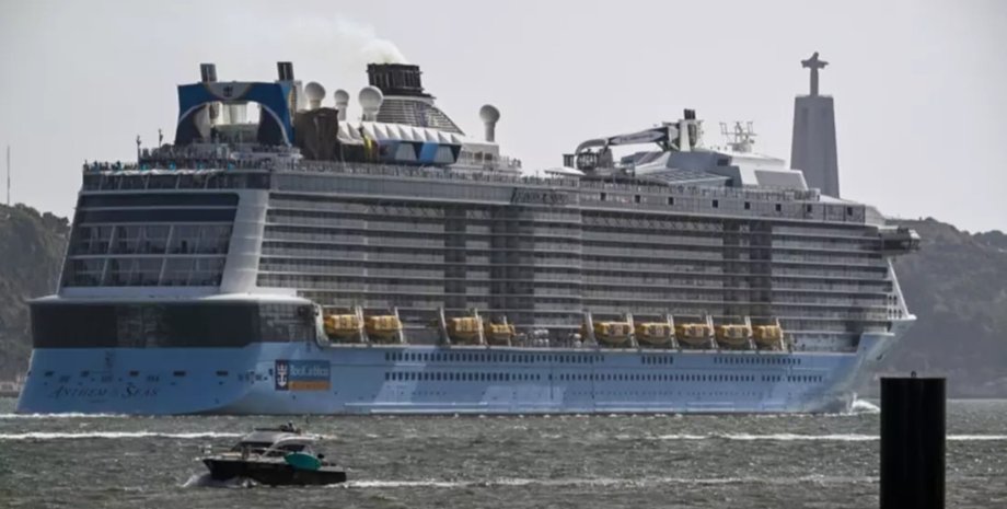 Круїзне судно Enchantment of the Seas компанії Royal Caribbean під час рейсу в Карибському морі