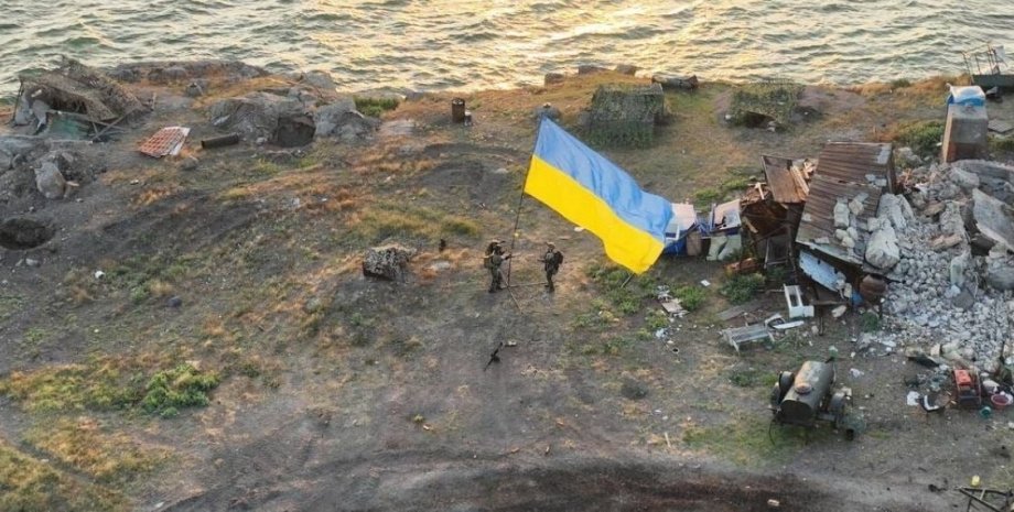 Прапор України на острові Зміїний, операція зі звільнення Зміїного, острів Зміїний, як вибили росіян з острова