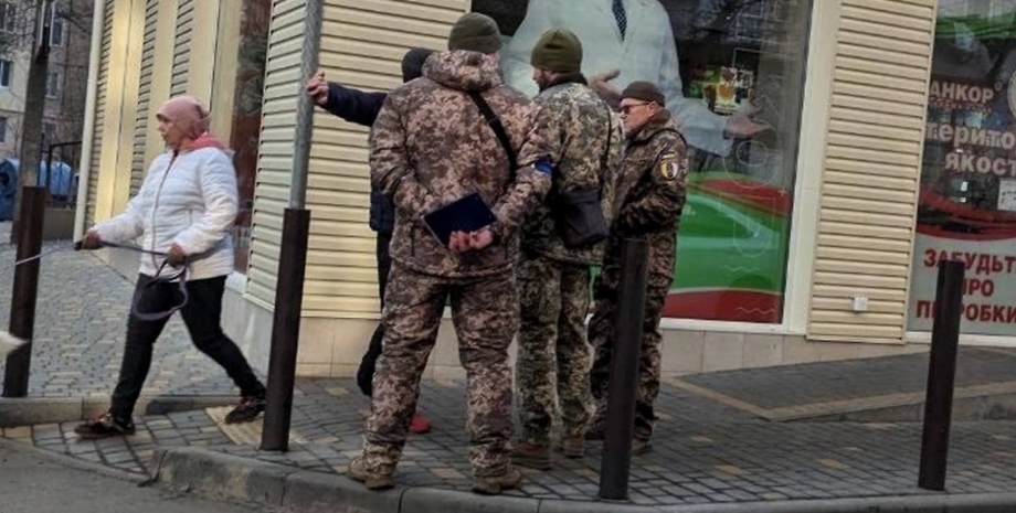 Мобилизация в Украине, всеобщая мобилизация, работники ТЦК, ТЦК, вручение повестки
