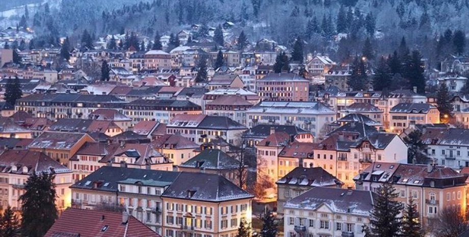 Елка возле вокзала в Ла-Шо-де-Фон, Швейцария, скандал, Новый год, Рождество, фото, курьезы