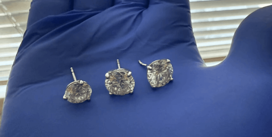 викрадені сережки Tiffany