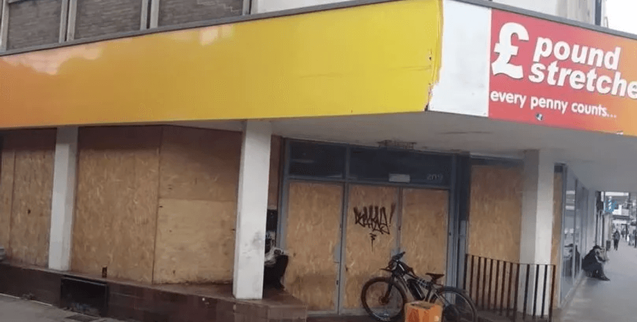 Вулиці міста Болтон, покинуті магазини, влада міста, загубили гроші, занедбана частина міста, казус з електронною поштою