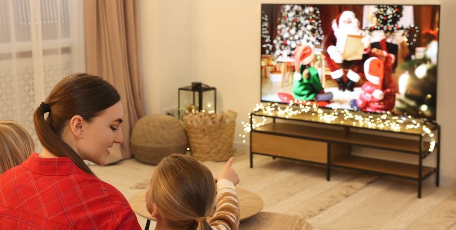 Семья возле телевизора / архивное фото Просмотр телевидения