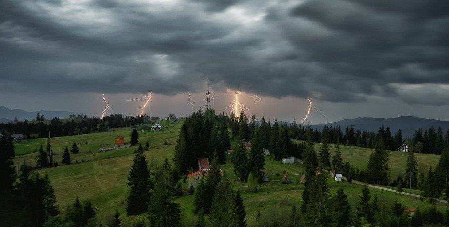 Гроза в Карпатах / Фото: Webdiscover.ru