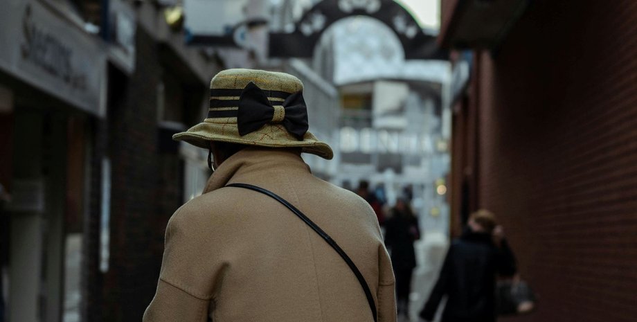 Женщина в шляпе на улице города