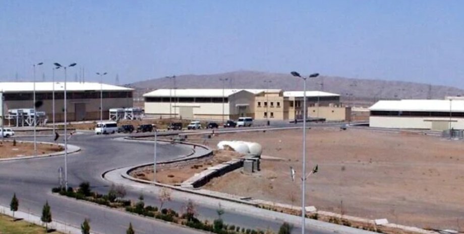 Ядерний об'єкт Натанз в Ірані Ядерний об'єкт Натанз Ірану потрапив під удар Ізраїлю і медіа повідомили про можливість витоку радіації