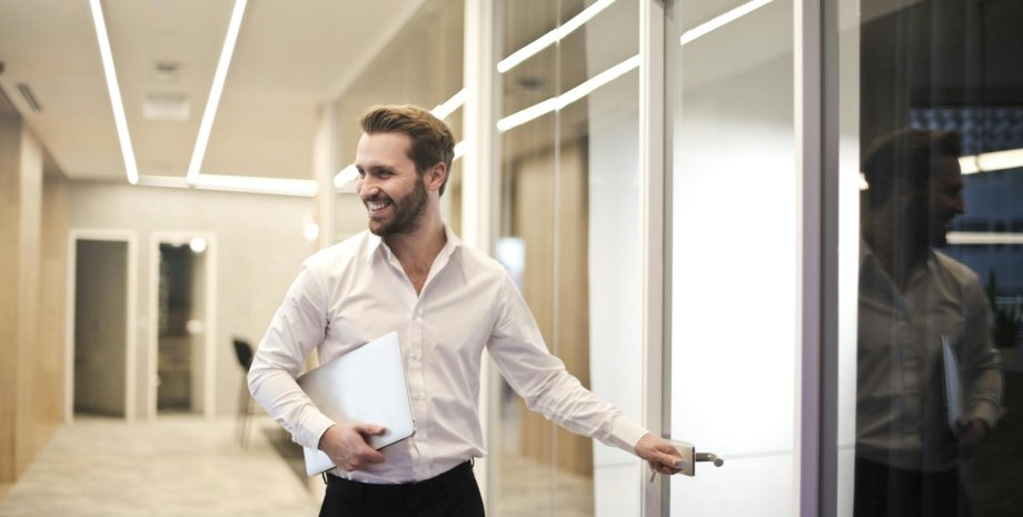 офисный работник идет счастливый по офису офис, белый воротничок, сотрудник
