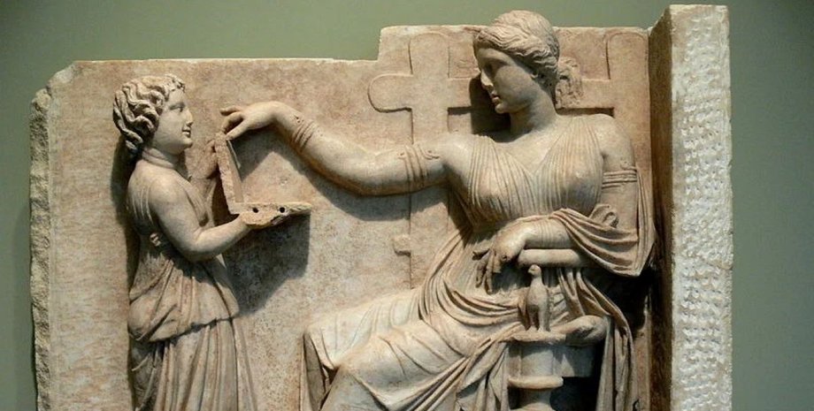 статуя изначально служила надгробием