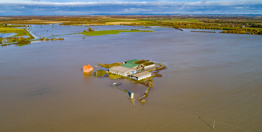 Затопленные фермы в Великобритании, ферма, наводнение, далеко от реки, фонд, выплаты фермерам, компенсация, ферма, восстановить землю