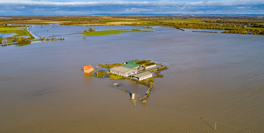 Затопленные фермы в Великобритании, ферма, наводнение, далеко от реки, фонд, выплаты фермерам, компенсация, ферма, восстановить землю