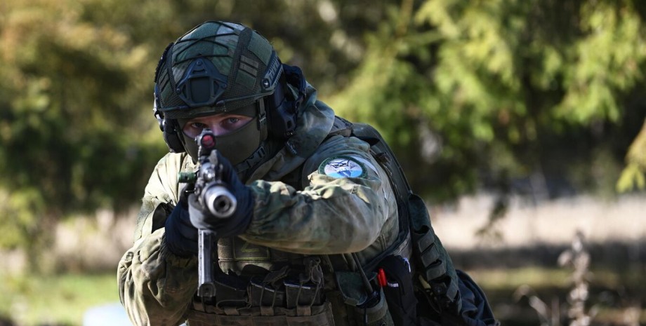 Les forces armées de la Fédération de Russie ont commencé à se transférer aux po...