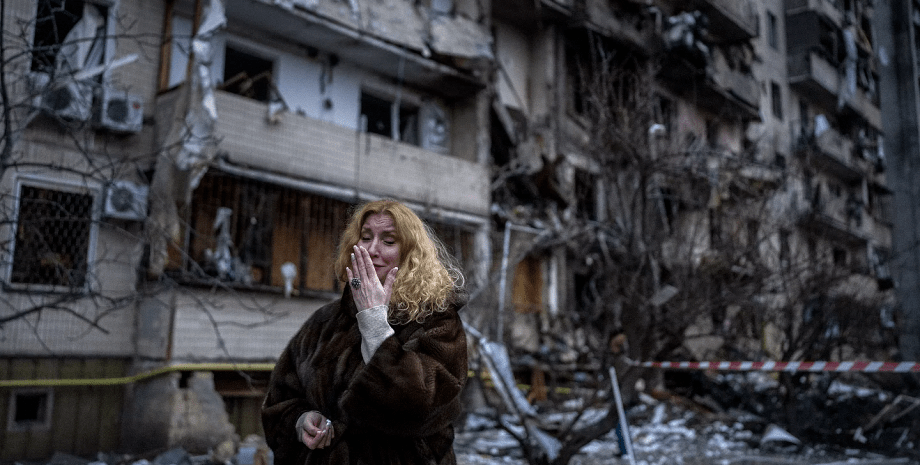 війна в Україні, зруйнований будинок, жінка