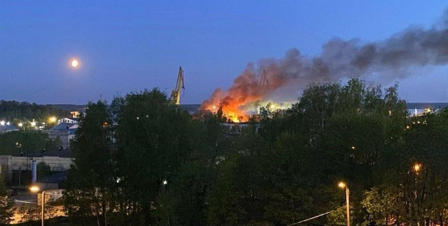 удары по НПЗ и аэродрому в РФ, пожар в Выборге, атака БПЛА в Выборге