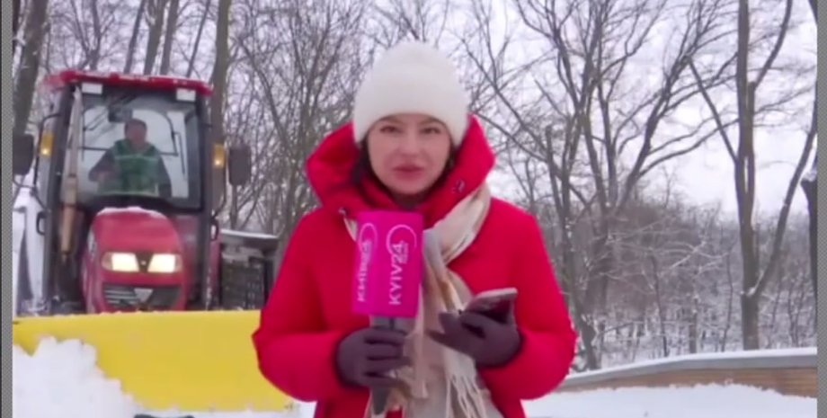 Записували ефір про негоду в Києві: комунальник засипав журналістку снігом (відео)