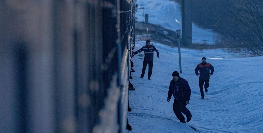 Біля пошкодженого потягу потяг суми київ