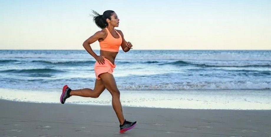 женщина бежит