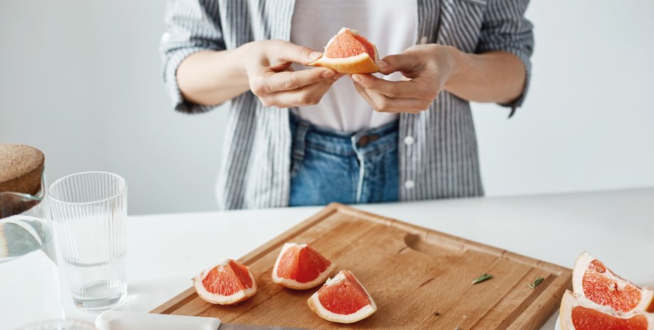 Польза грейпфрута Девушка ест грейпфрут