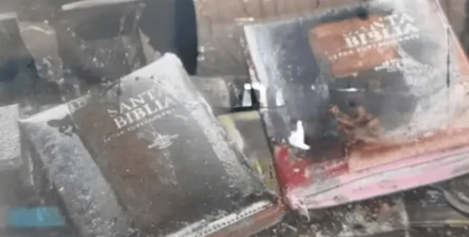 Біблія дивом не згоріла у масштабній пожежі, книгарня, пожежа, стихія, Гватемала, рятувальники, докази існування Бога