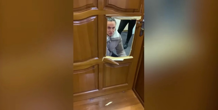 Мустафаева выбила дверь в кабинете Никонова
